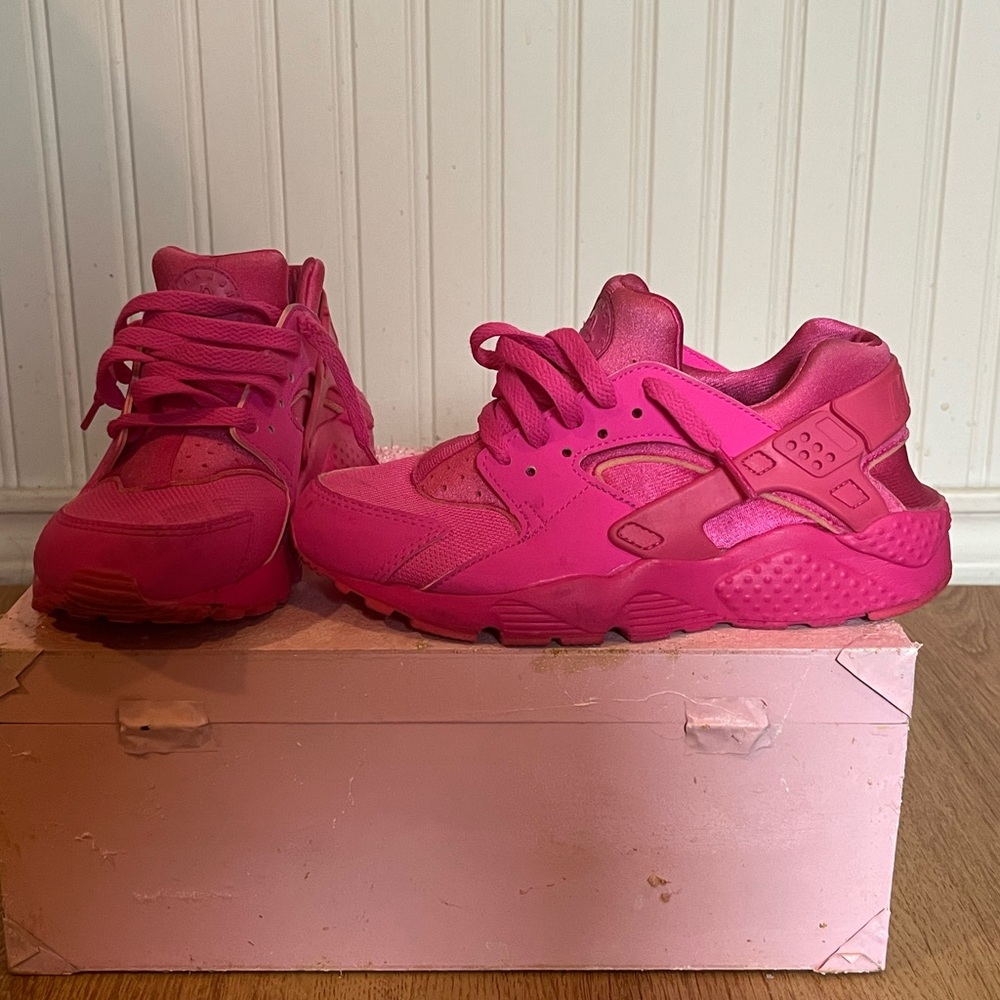 Lightly used Nike
Huaraches no insoles.
They look better in person.